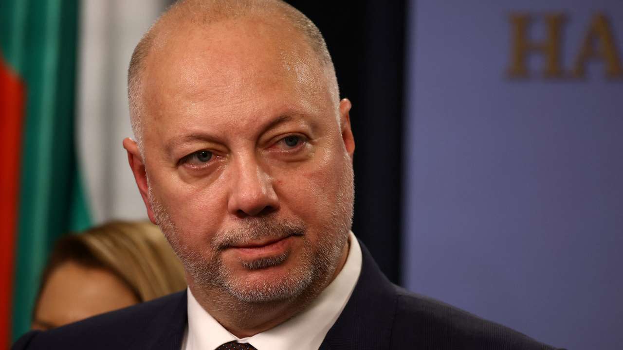 Bulgarian Prime Minister Zhelyazkov resigns, in Sofia