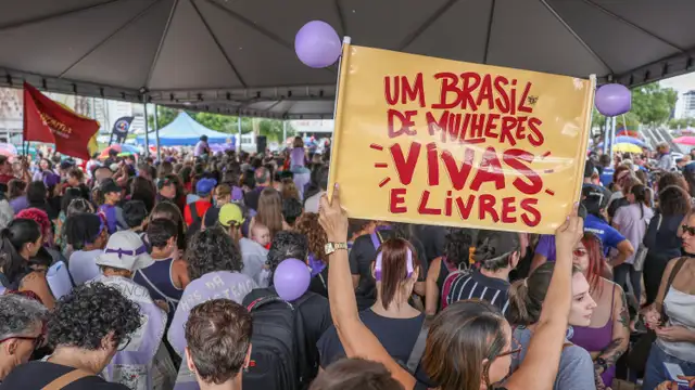 Ato em Brasília, no fim de 2025, denuncia o aumento do feminicídio e de outras formas de violência contra mulheres.