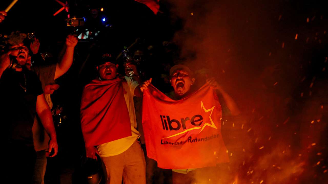 Protests outside the National Electoral Council (CNE), in Tegucigalpa