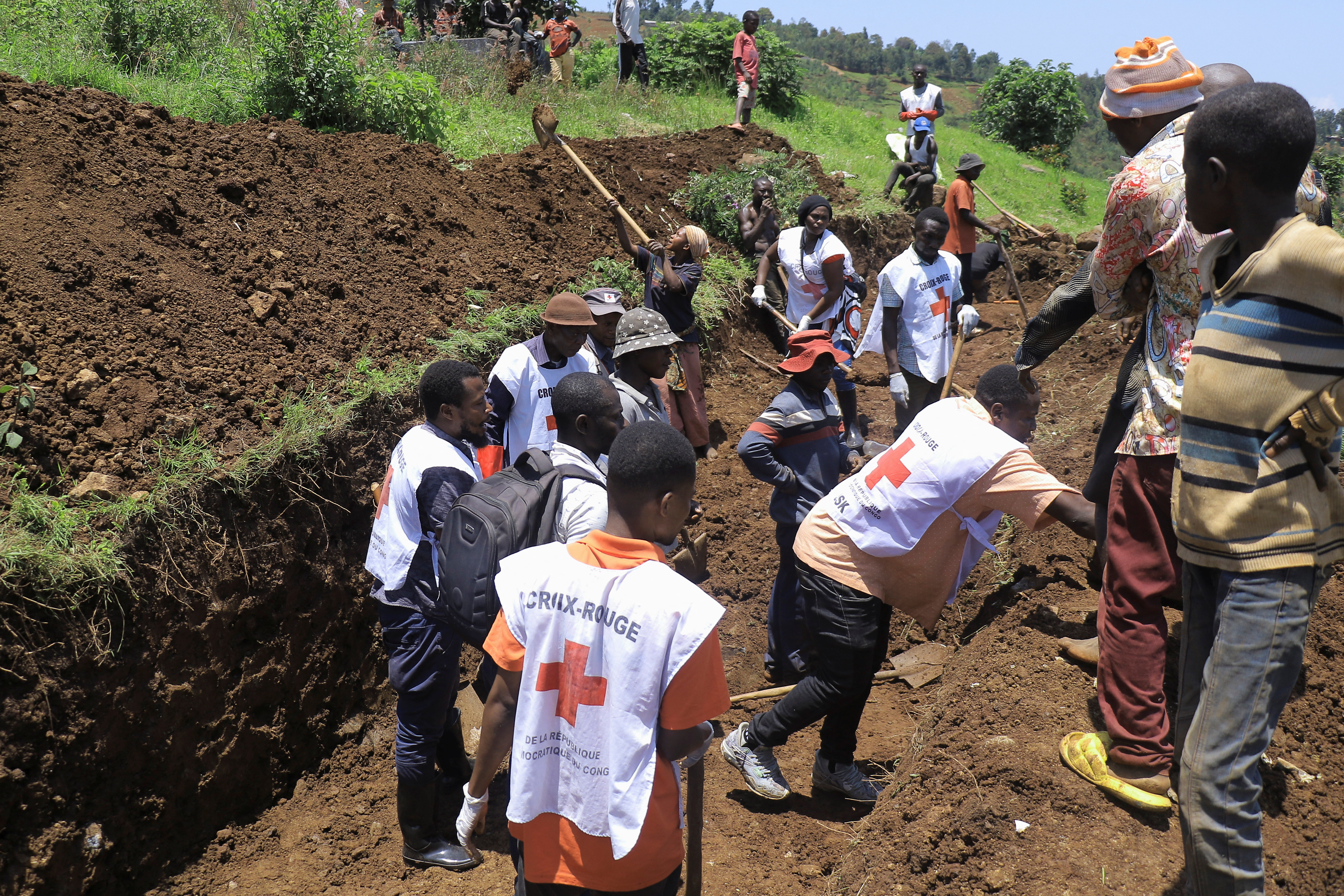 Members of the ICRC dig a common grave at the Musigoko cemetery, in Bukavu
