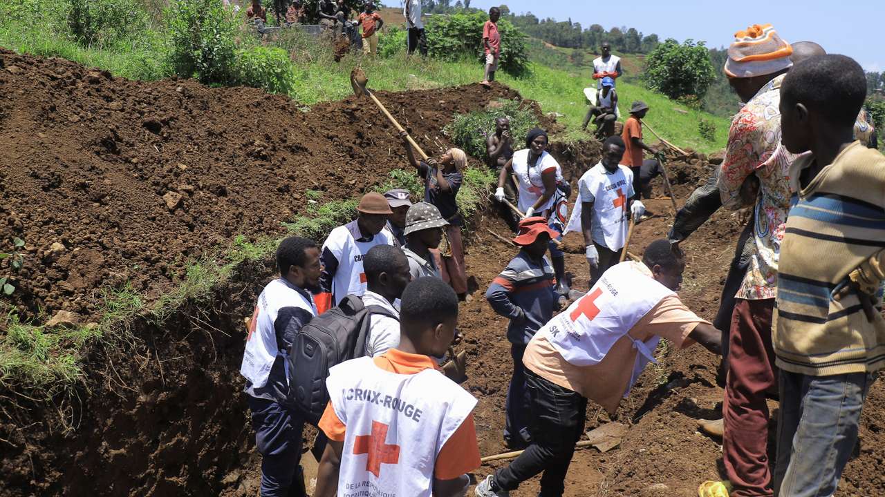 Members of the ICRC dig a common grave at the Musigoko cemetery, in Bukavu