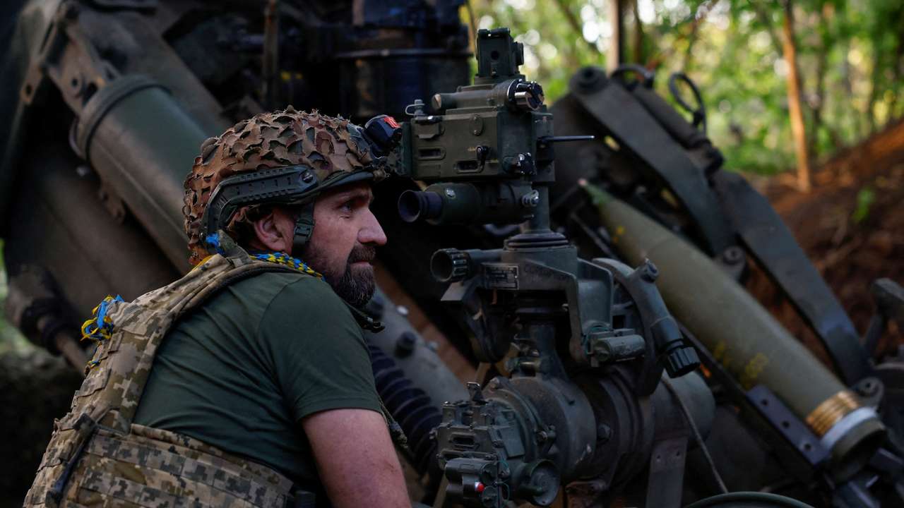 FILE PHOTO: Ukrainian serviceman prepares to fire a howitzer toward Russian troops in Donetsk region