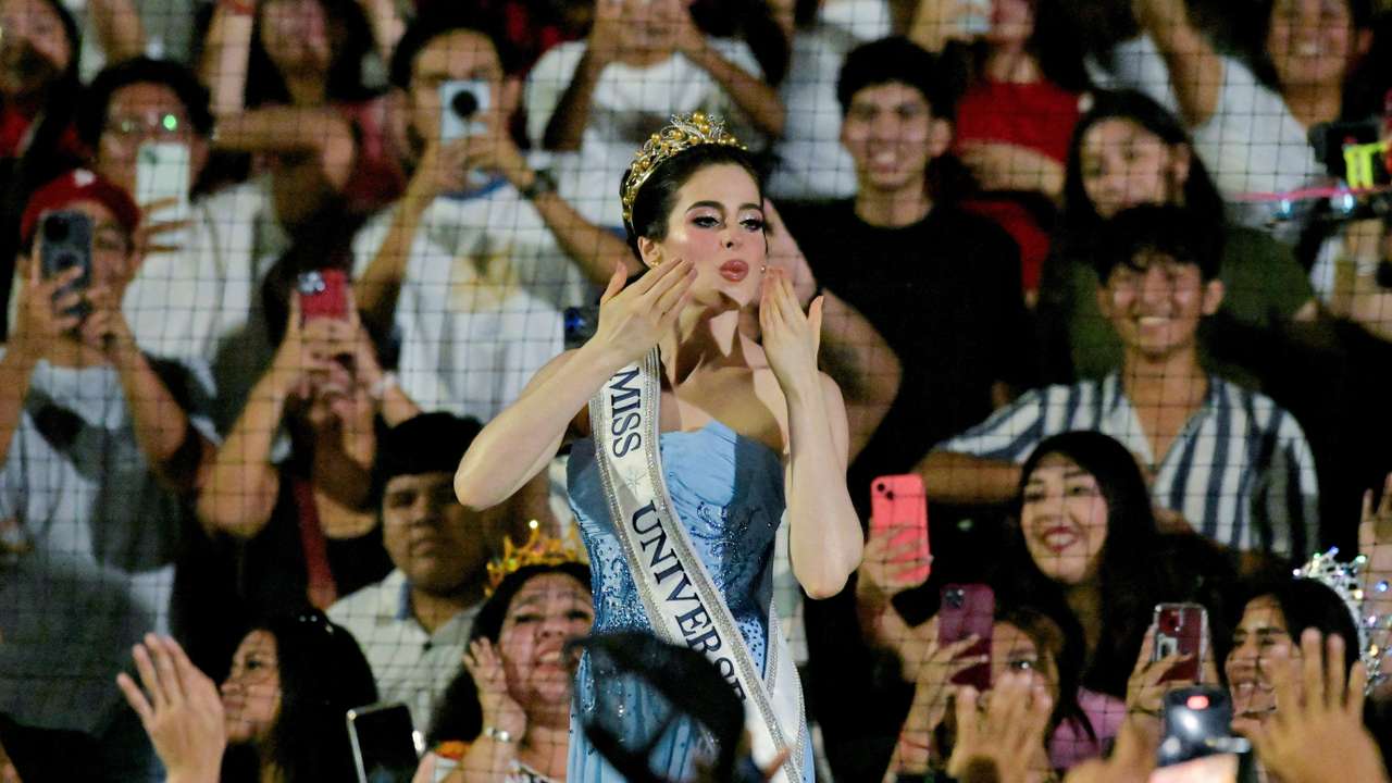 Miss Universe 2025 Mexican Fatima Bosch gestures kisses to the crowd in Villahermosa, Tabasco state, Mexico December 14, 2025. REUTERS/Luis Manuel Lopez