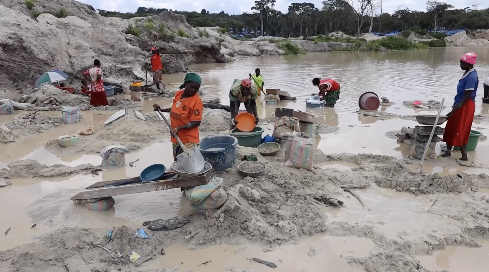 Gold Mining Resumes in cameroon1
