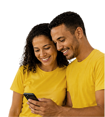 Pais olhando juntos para um celular