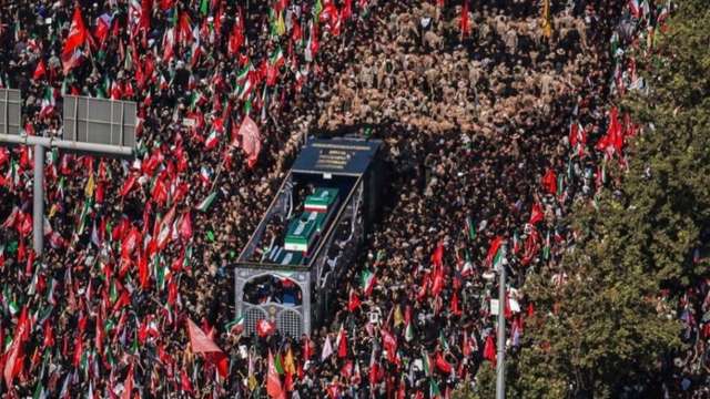 Cortejo do aiatolá Ali Khamenei foi acompanhado por uma multidão em Teerã.