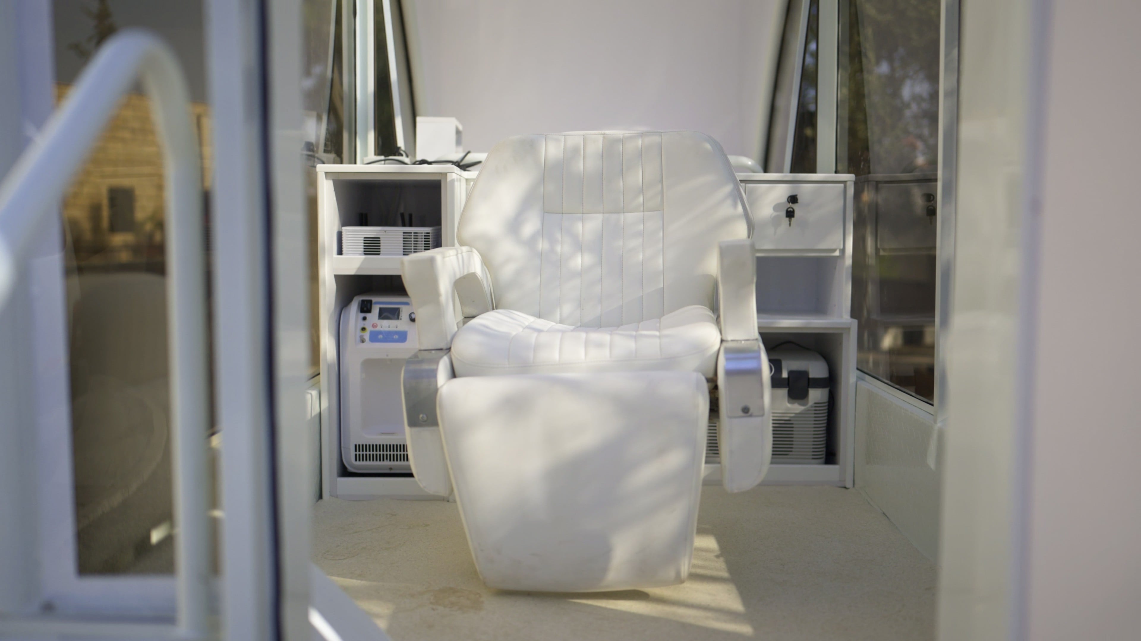 Interior de uma clínica móvel com equipamentos para atendimento pediátrico.