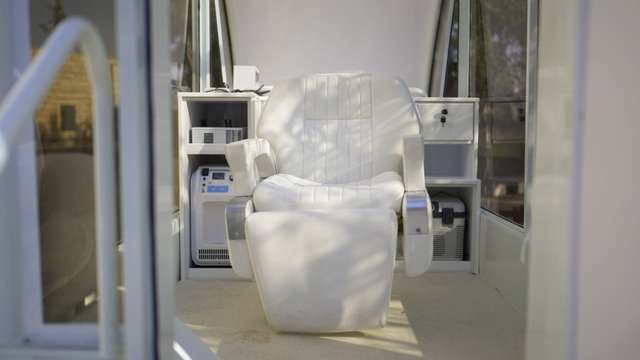 Interior de uma clínica móvel com equipamentos para atendimento pediátrico.