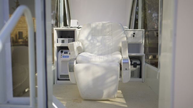 Interior de uma clínica móvel com equipamentos para atendimento pediátrico.