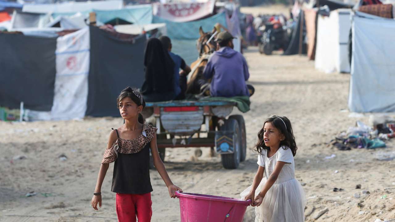 Palestinians flee Rafah due to an Israeli military operation