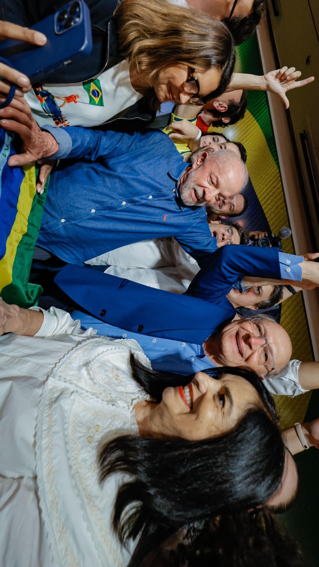 Lula comemora a reeleição ao lado do vice-presidente Geraldo Alckmin e de apoiadores, em São Paulo, neste domingo (25). Após a confirmação da vitória, o presidente discursou sobre as prioridades de seu quarto mandato, incluindo mudanças na forma de governar, educação, saúde e regulamentação das redes sociais.