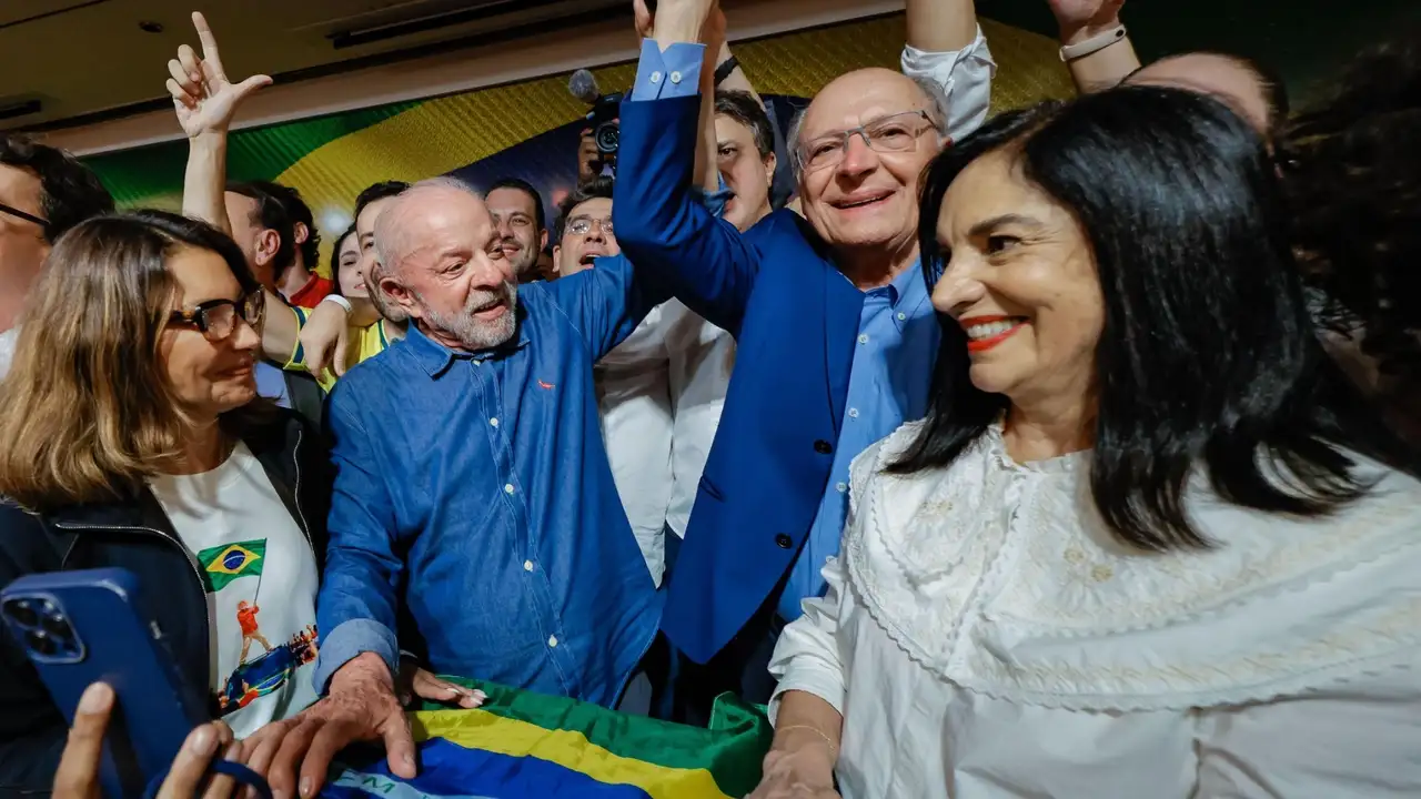 Lula comemora a reeleição ao lado do vice-presidente Geraldo Alckmin e de apoiadores, em São Paulo, neste domingo (25). Após a confirmação da vitória, o presidente discursou sobre as prioridades de seu quarto mandato, incluindo mudanças na forma de governar, educação, saúde e regulamentação das redes sociais.