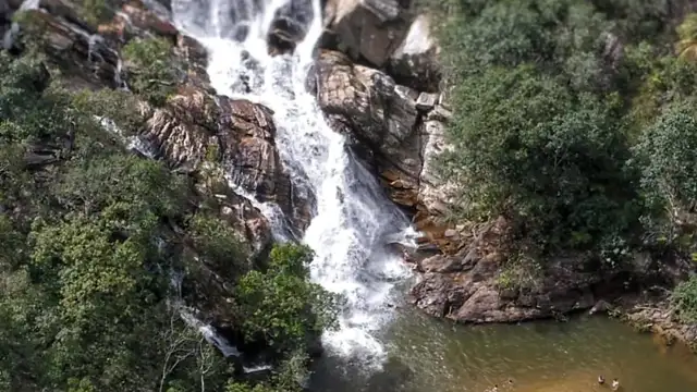 A Serra dos Pireneus funciona como divisor de águas entre duas grandes bacias hidrográficas: de um lado, as águas seguem para a bacia do Tocantins; do outro, para a do Paraná.