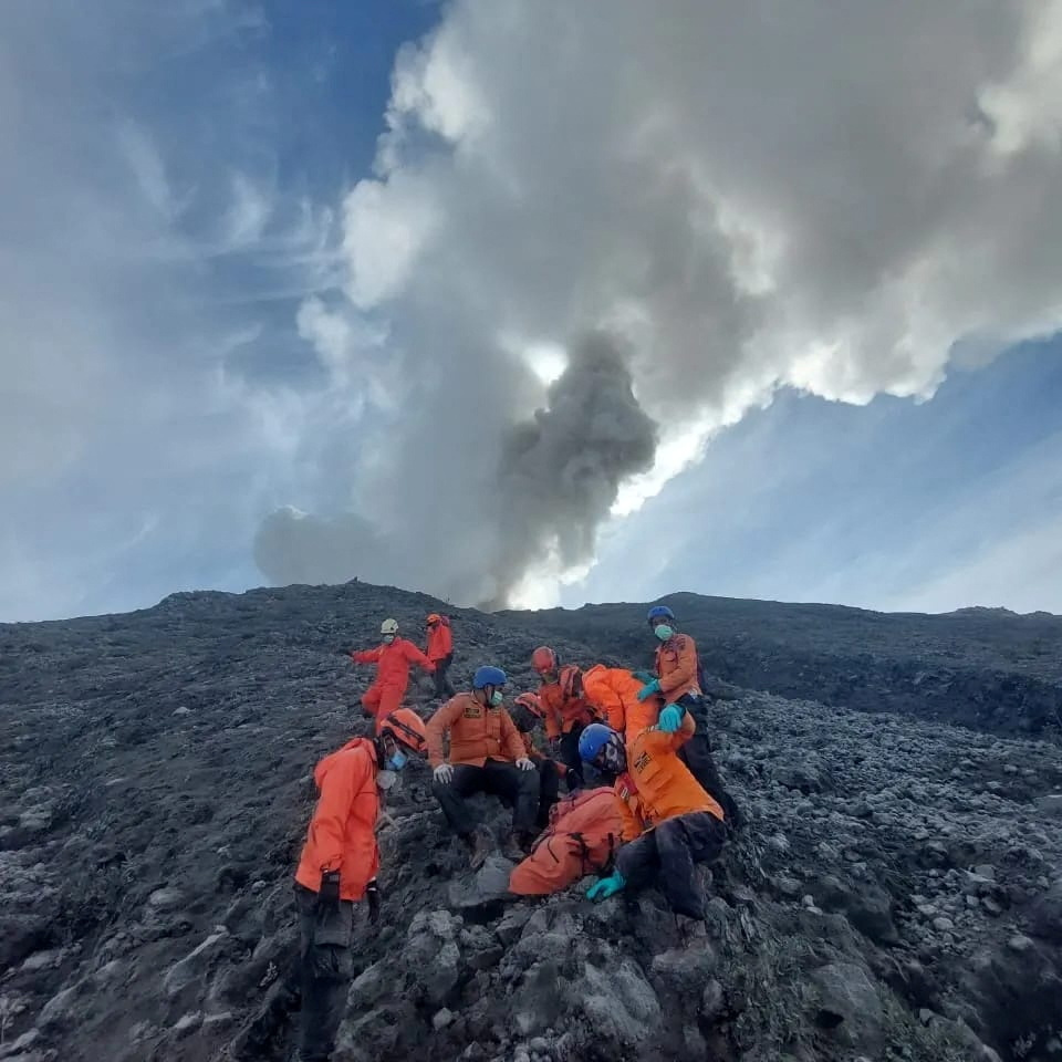 Indonesia rescue team evacuate the body of a victim of the Mount Marapi eruption in Agam