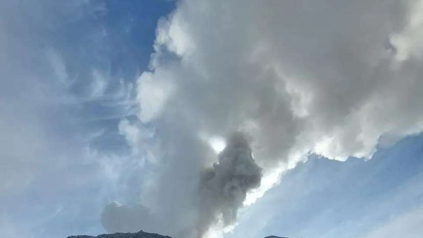Indonesia rescue team evacuate the body of a victim of the Mount Marapi eruption in Agam