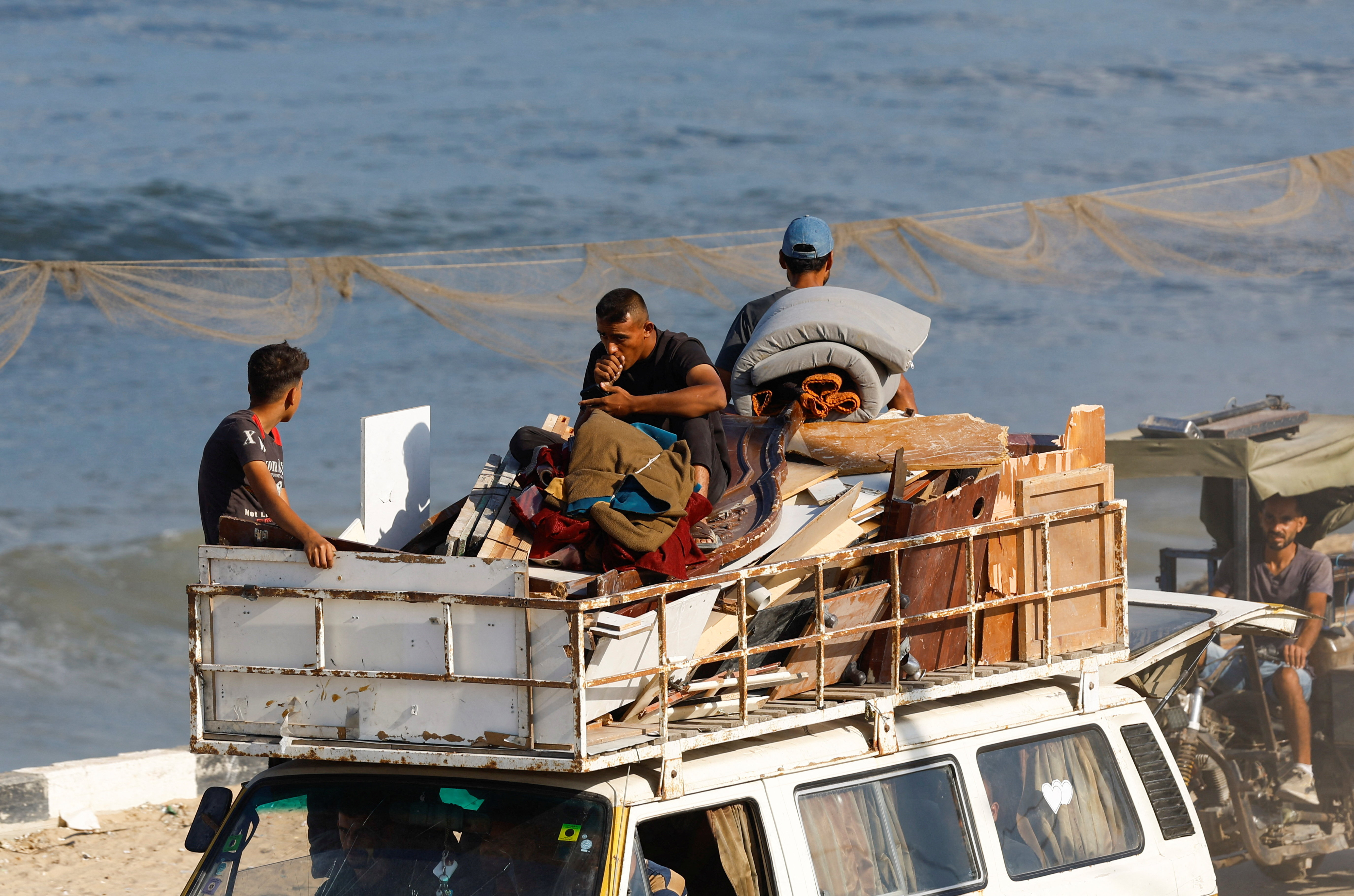 Displaced Palestinians fleeing northern Gaza move southward after Israeli forces ordered residents of Gaza City to evacuate to the south