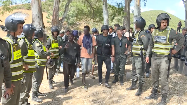 Moroccan forces block HUNDREDSof migrants
