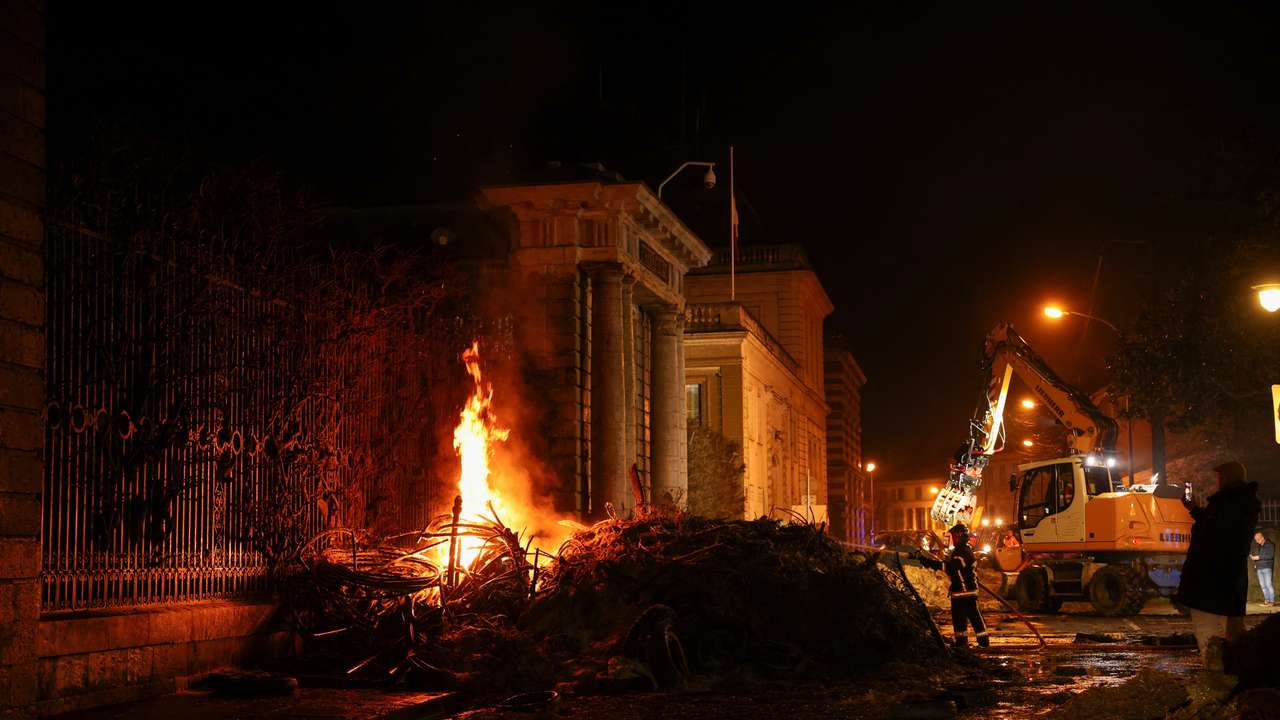 Nationwide farmer protests continue in France