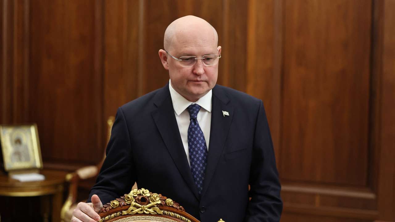 Russia's President Putin and Governor of Sevastopol Razvozhayev meet in Moscow