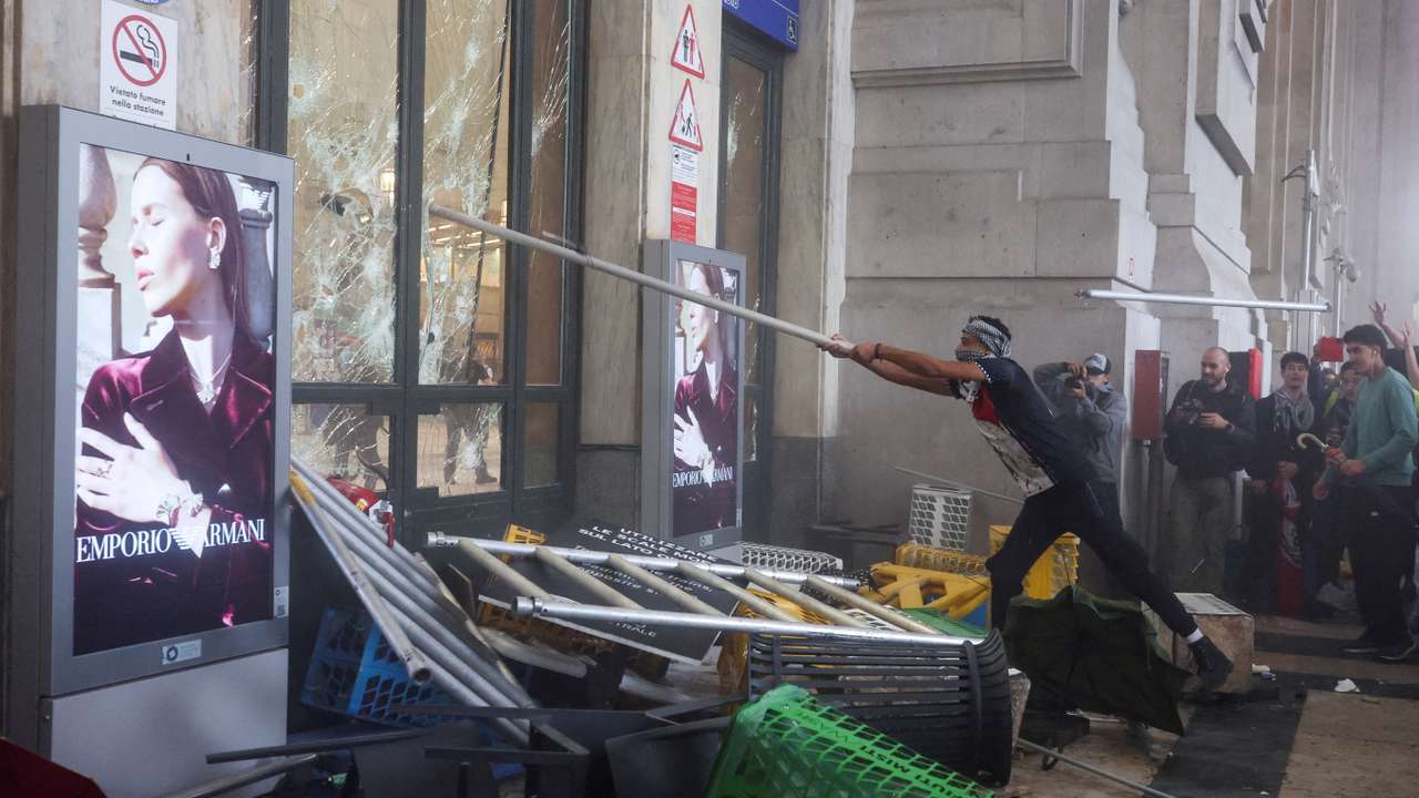 USB union holds nationwide strike, "Let's Block Everything," in solidarity with Gaza, in Milan