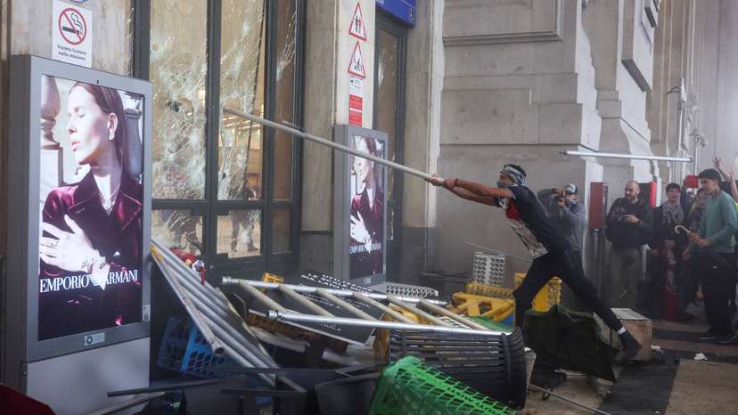 USB union holds nationwide strike, "Let's Block Everything," in solidarity with Gaza, in Milan