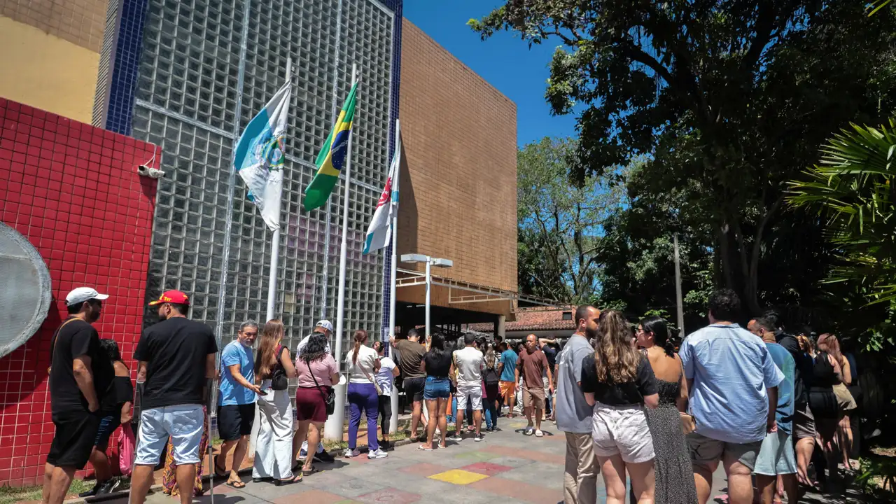 Eleitores fazem fila para votar em seção eleitoral no Rio de Janeiro durante o primeiro turno