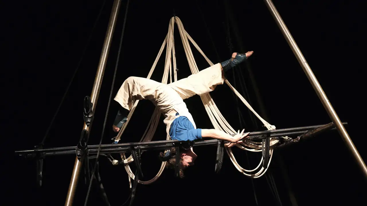 O Festival Solos reúne 13 espetáculos individuais, como o de Iara Gueller, artista paulistana que vive em Bruxelas e que fará uma apresentação com acrobacia aérea.
