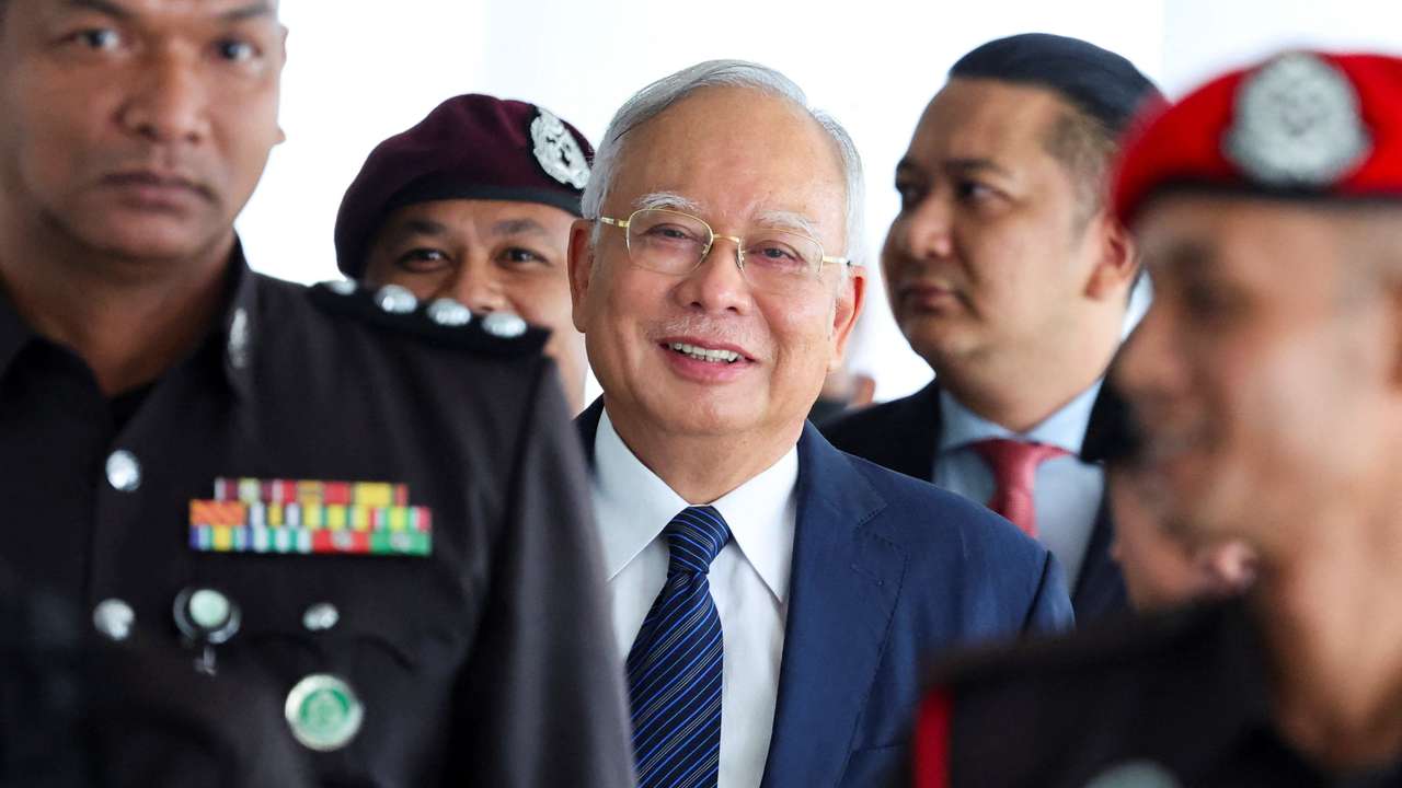 Prison officers escort former Malaysian PM Razak, in Kuala Lumpur