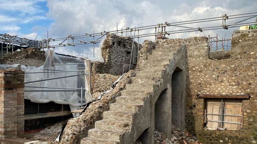 Evidences of a construction site has resurfaced in the rooms of an ancient domus during archaeological excavation in Pompeii