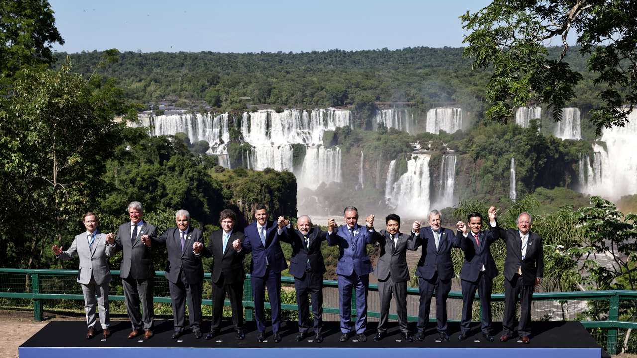 Panama's President Jose Raul Mulino, Argentina's President Javier Milei, Paraguay's President Santiago Pena, Brazil's President Luiz Inacio Lula da Silva, Uruguay's President Yamandu Orsi and Bolivia's Foreign Minister Fernando Aramayo, accompanied by representatives of partner countries, pose for a family photo while attending the Mercosur Summit in Foz do Iguacu, Brazil December 20, 2025. REUTERS/Kiko Sierich TPX IMAGES OF THE DAY