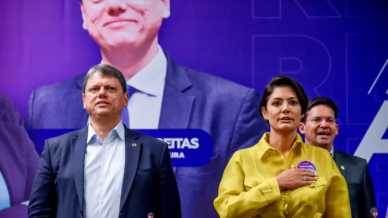 Tarcísio de Freitas (Republicanos) e Michelle Bolsonaro (PL): governador de São Paulo e ex-primeira-dama aparecem na frente em busca pelo espólio do bolsonarismo