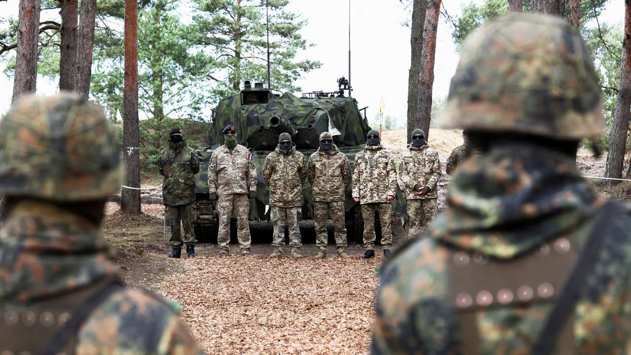 German Defence Minister Pistorius and German President Steinmeier visit Ukrainians undergoing Leopard tank training in Klietz