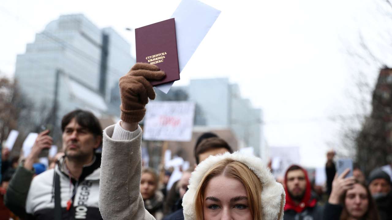 Students gather to deliver 1000 identical letters of complaint to chief state prosecutor Zagorka Dolovac