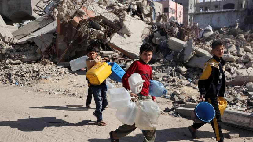 Palestinians make their way to flee their homes, after the Israel army issued evacuation orders for a number of neighborhoods, following heavy Israeli strikes, in Beit Hanoun
