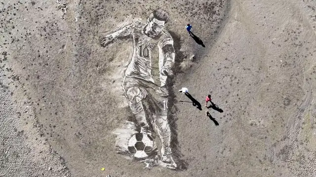 Sand Artist Brings Messi To Life