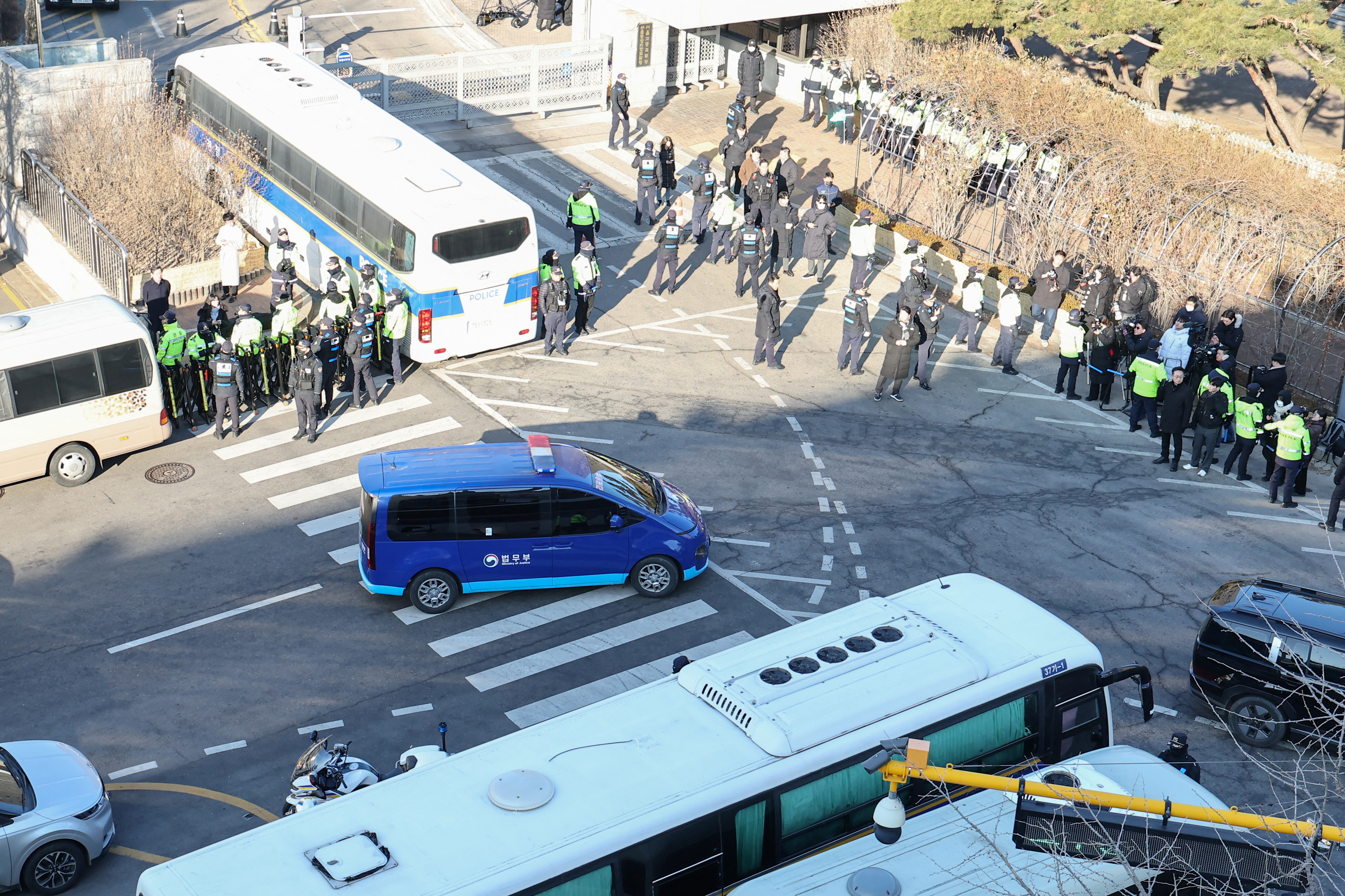 A vehicle carrying impeached South Korea President Yoon Suk Yeol arrives at a court in Seoul