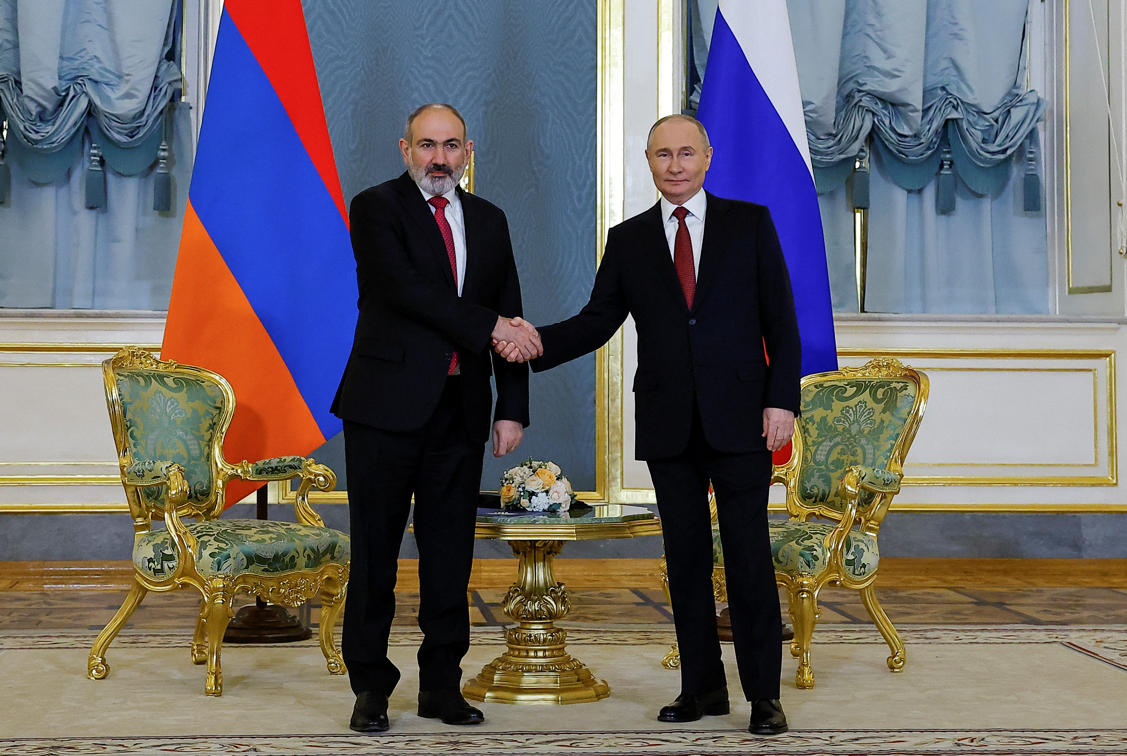 Russian President Putin and Armenian Prime Minister Pashinyan meet in Moscow