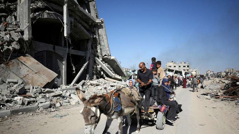 FILE PHOTO: Displaced Palestinians flee the northern part of Gaza amid an Israeli military operation, in Jabalia in the northern Gaza Strip