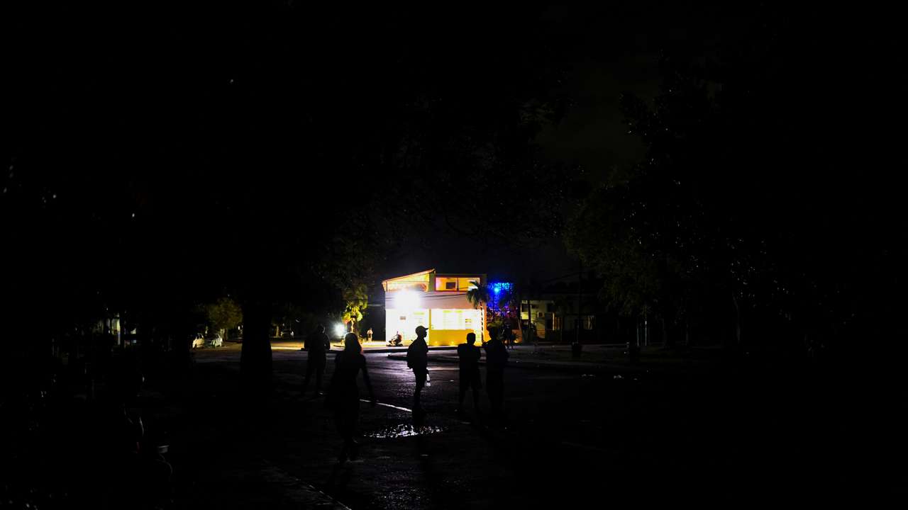 Blackouts and temperatures on the rise in Havana