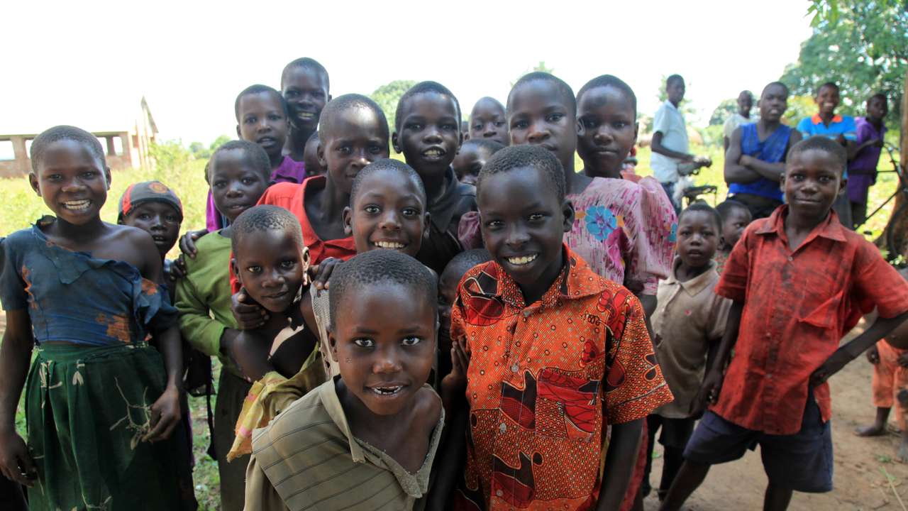 Crianças em Uganda: continente africano concentrará 35% dos nascimentos do mundo em 2026