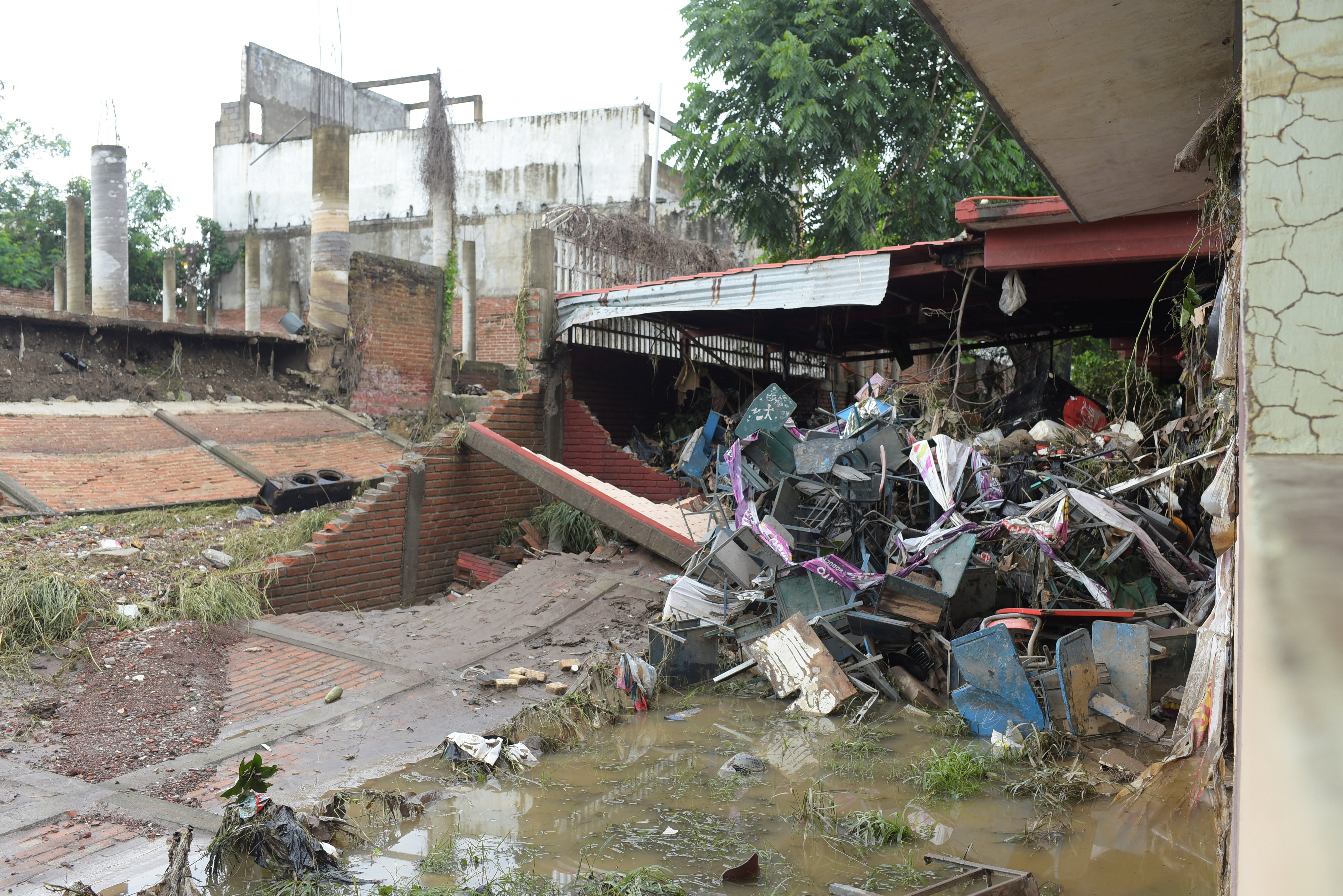 Torrential rains burst rivers, sparking floods in eastern Mexico