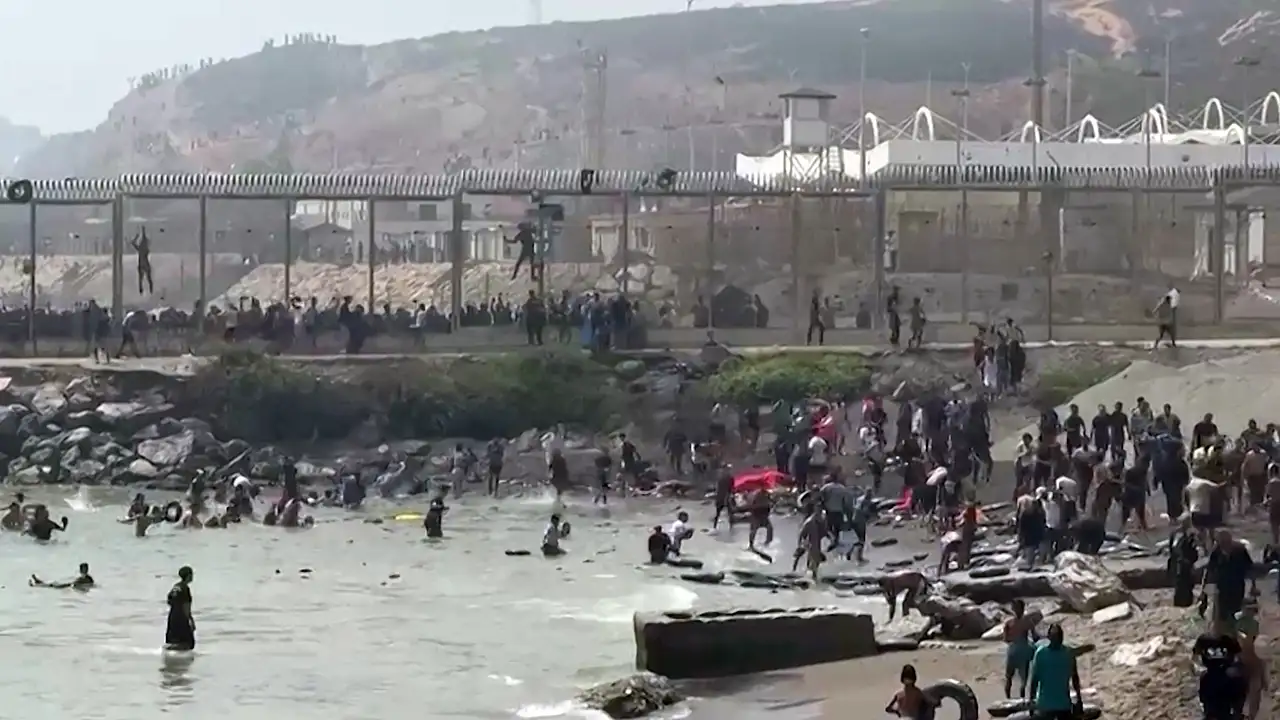 Imigrantes do Marrocos tentam entrar na cidade de Ceuta, possessão espanhola no norte da Áfria em 30 de julho.