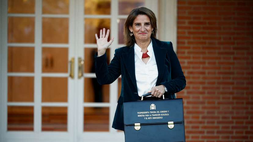 Spain's PM Sanchez chairs first new cabinet meeting
