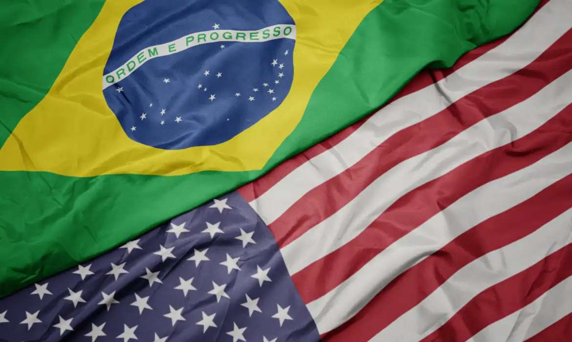 Imagem mostra bandeiras dos dois países
