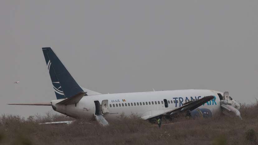 Plane skids off runway in Dakar