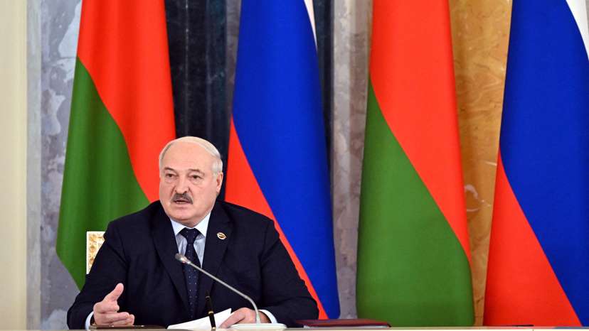 FILE PHOTO: Russian President Putin and Belarusian President Lukashenko chair Union State's Council meeting in St Petersburg
