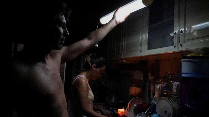 Argentines seek cool as heat wave strikes