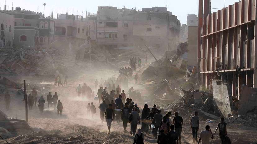 Palestinians return to the eastern side of Khan Younis after Israeli forces pulled out from the area in Khan Younis, in the southern Gaza Strip