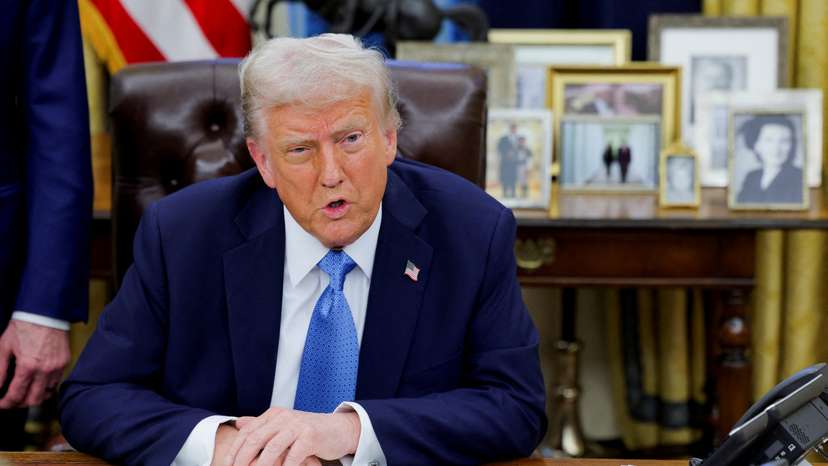 FILE PHOTO: US judge extends pause on Trump's plan to freeze federal grants, loans