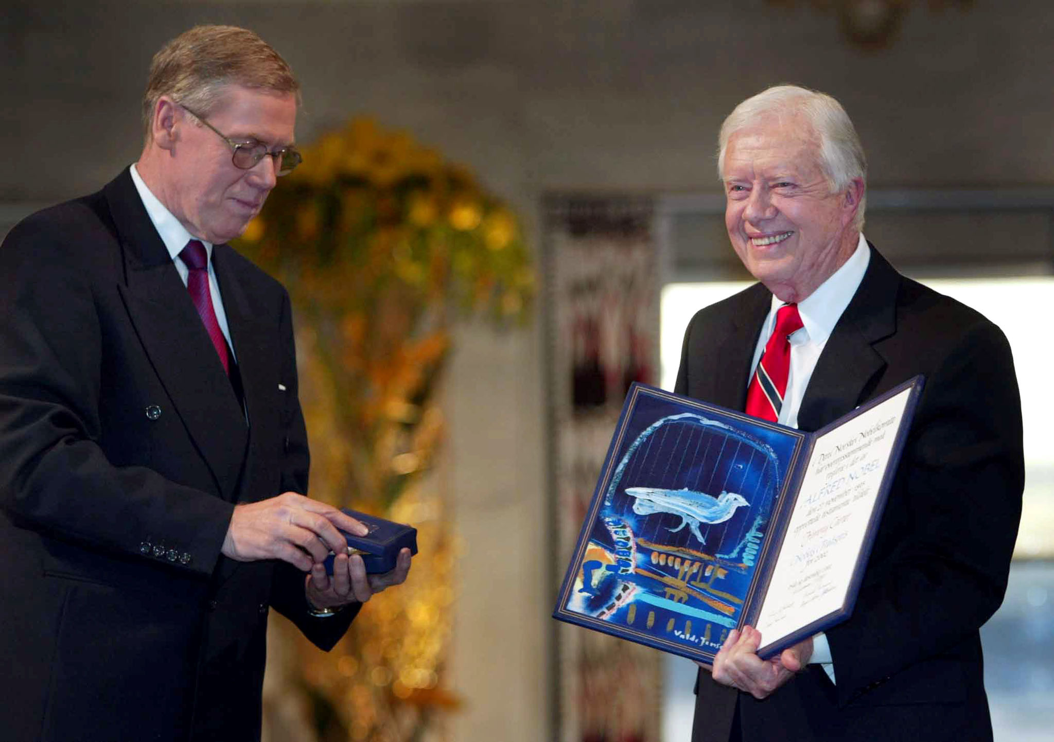 FORMER US PRESIDENT JIMMY CARTER SHOWS HIS NOBEL PEACE PRIZE.